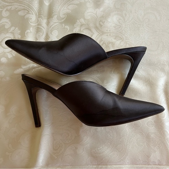 WHO WHAT WEAR Satin V Heels in Graphite - Picture 13 of 15